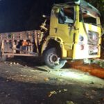 Caminhão carregado com mangas tomba na Serra dos Brindes e interdita trânsito em Guanambi.