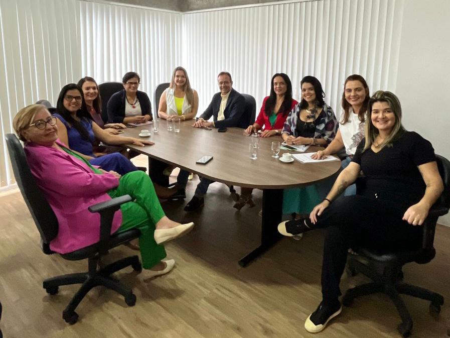 Secretária de Assistência Social de Guanambi e comitiva junto a Secretária da SPM definiram a data da inauguração do CRAM; foi pedido também a instalação do NEAM