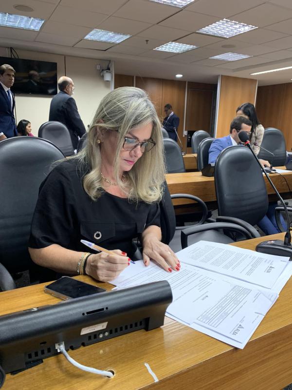 "Bahia se prepara para a revolução do 5G”, afirma Ivana Bastos após aprovação do PL 24.559/22 na CCJ.