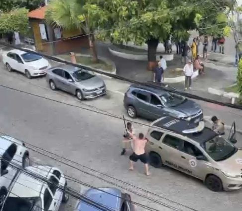Homem ataca guarnição com pedaço de pau e tenta roubar arma de policial Foto: Reprodução