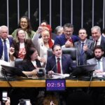 Câmara aprova PEC que acaba com escala 6×1 e reduz jornada semanal para 40 horas.