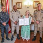 “Estamos homenageando uma guerreira do povo”, afirma comandante na entrega da Medalha Três Marias à presidente da ALBA, deputada Ivana Bastos.