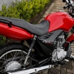 Motocicleta é furtada em frente ao Recreio Tênis Clube em Guanambi; câmeras registram ação do suspeito.